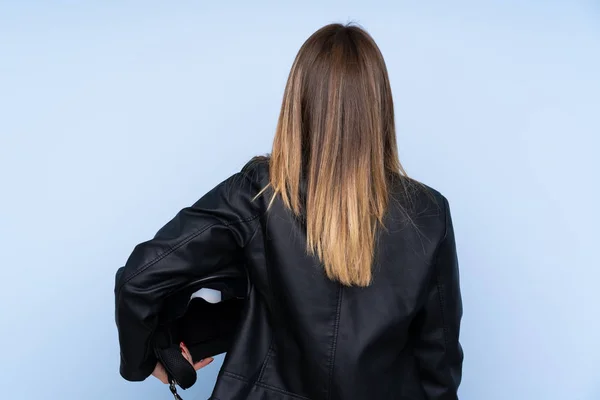 Mujer Rubia Joven Con Casco Motocicleta Sobre Fondo Azul Aislado — Foto de Stock