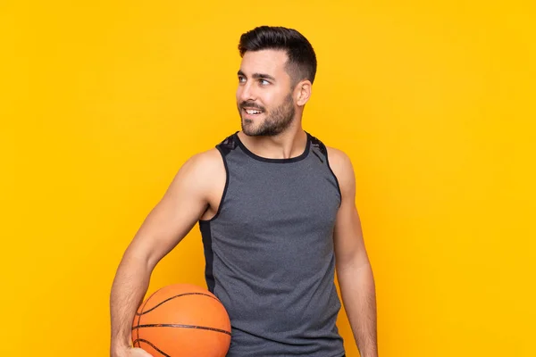 Hombre Sobre Aislado Amarillo Fondo Jugando Baloncesto —  Fotos de Stock