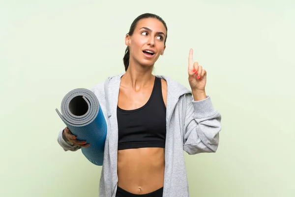 Giovane Donna Sportiva Con Tappetino Sfondo Verde Isolato Che Intende — Foto Stock