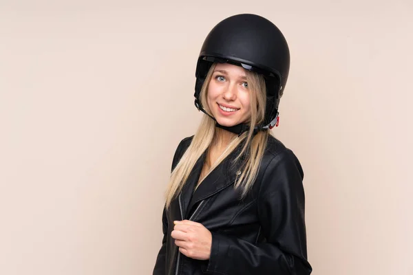 Junge blonde Frau mit Motorradhelm über isoliertem Rückgrat — Stockfoto