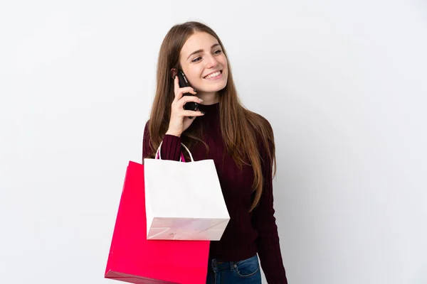 独立的白人妇女提着购物袋 用手机给一位朋友打电话 — 图库照片