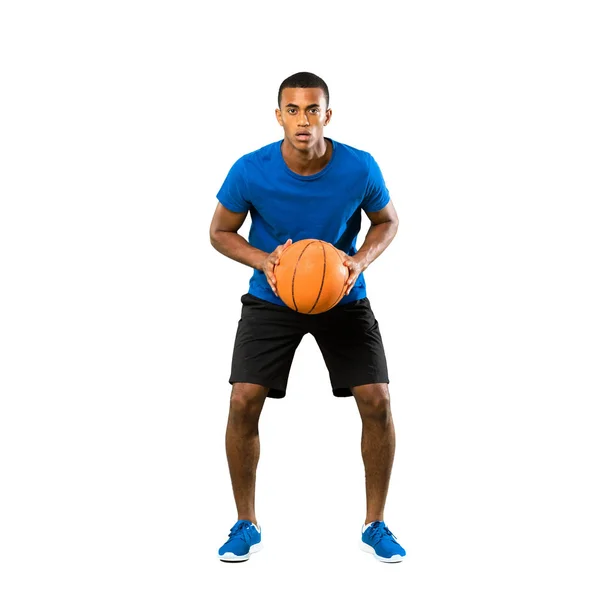 Полнометражный Снимок Афроамериканского Баскетболиста Белом Фоне — стоковое фото