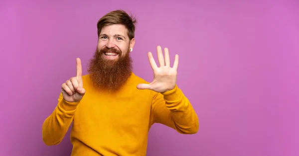 Hombre Pelirrojo Con Barba Larga Sobre Fondo Púrpura Aislado Contando — Foto de Stock