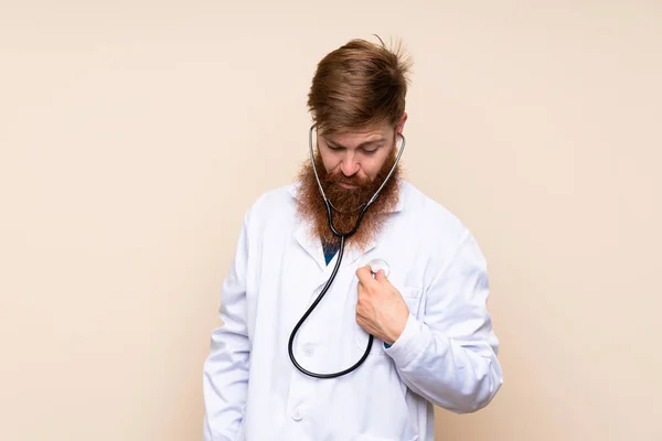 Pelirrojo Con Barba Larga Sobre Fondo Aislado Con Bata Médico —  Fotos de Stock