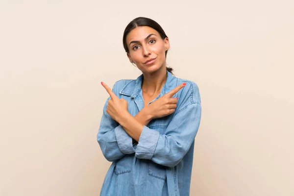 Giovane Donna Sfondo Isolato Che Indica Laterali Avere Dubbi — Foto Stock