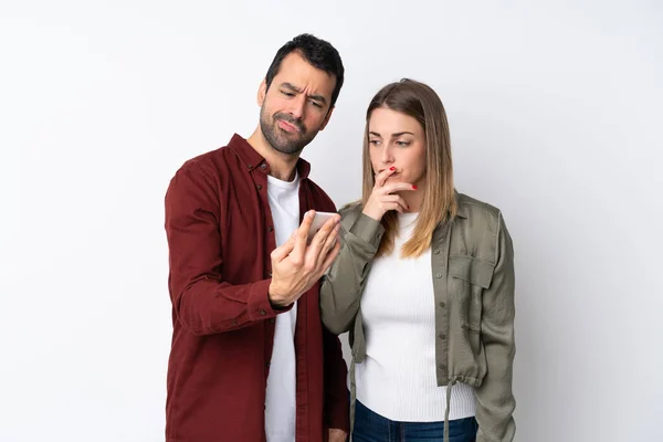 Casal Dia Dos Namorados Sobre Fundo Isolado Lendo Uma Mensagem — Fotografia de Stock