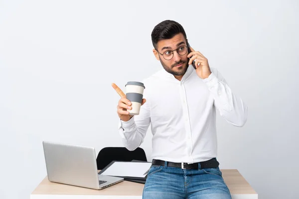 Joven empresario sosteniendo un teléfono móvil —  Fotos de Stock