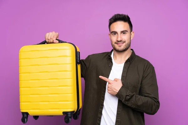 Jovem Homem Bonito Sobre Fundo Roxo Isolado Férias Com Mala — Fotografia de Stock