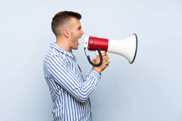 Jonge Knappe Blonde Man Geïsoleerde Blauwe Achtergrond Schreeuwen Door Een — Stockfoto