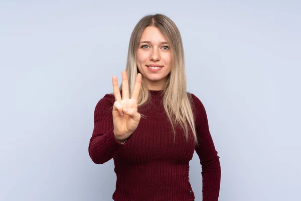 Junge Blonde Frau Über Isoliertem Blauem Hintergrund Glücklich Und Zählt — Stockfoto