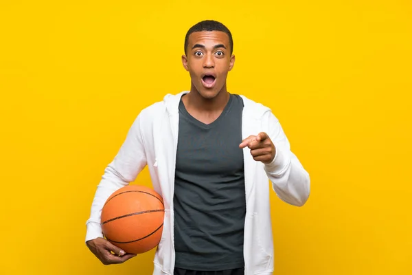 African American Basketball Player Man Surprised Pointing Front — 스톡 사진