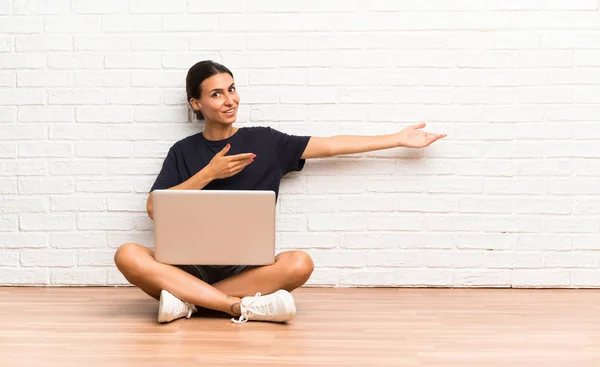 Νεαρή Γυναίκα Ένα Φορητό Υπολογιστή Κάθεται Στο Πάτωμα Απλώνει Χέρια — Φωτογραφία Αρχείου