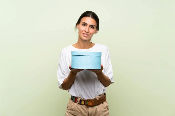 Giovane Donna Sfondo Verde Isolato Possesso Scatola Regalo — Foto Stock