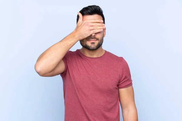 Homem Bonito Jovem Com Barba Sobre Fundo Azul Isolado Cobrindo — Fotografia de Stock