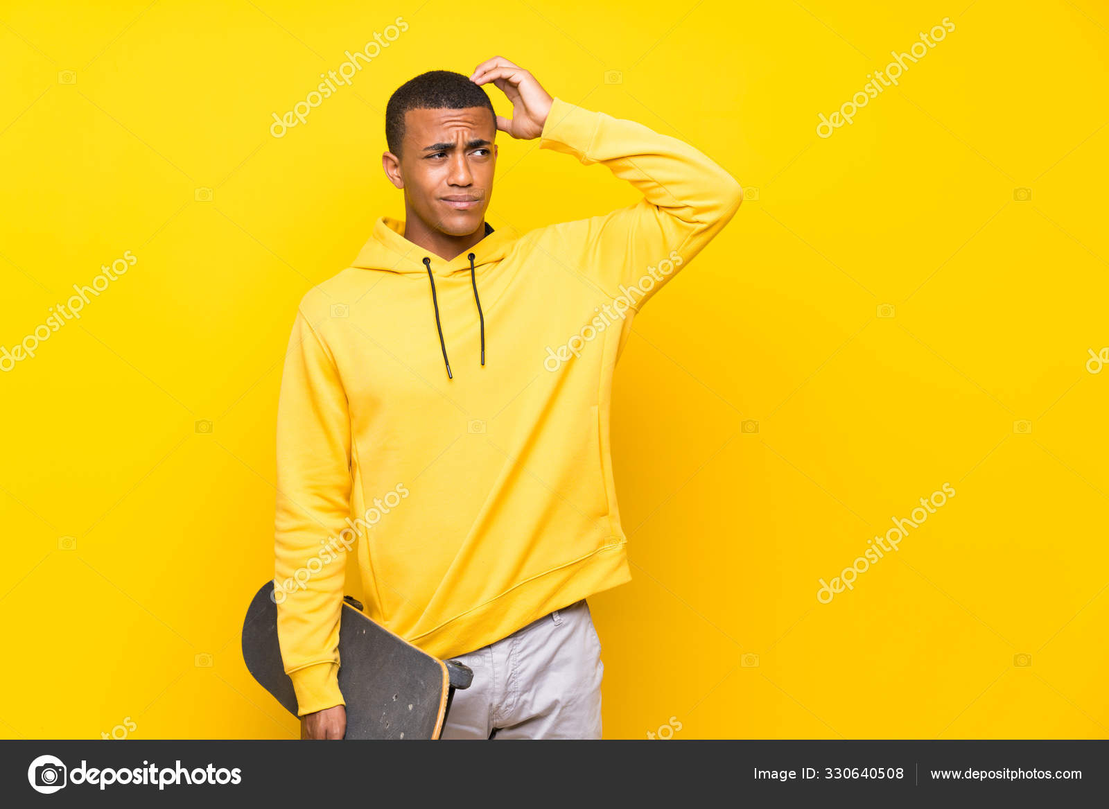 Joven deporte hombre afroamericano con bolsa de deporte aislado sobre fondo  amarillo haciendo gesto de teléfono. llámame señal