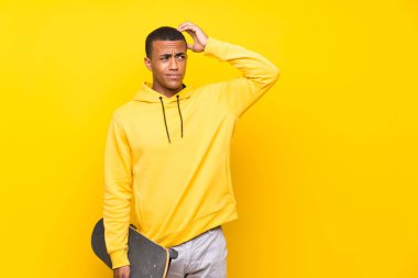 Afro-Amerikalı kaykaycının şüpheleri var ve kafası karışmış bir yüz ifadesi var.