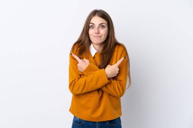 Soyutlanmış beyaz arka planda genç bir kadın. Yan taraftakilerin şüpheleri var.