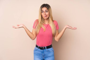 Genç Uruguaylı kadın soyutlanmış geçmişinden şüphe duyarken el kaldırıyor.