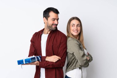 Sevgililer Günü 'nde bir çift, izole bir arkaplanda bir hediye taşıyor kollarını kavuşturup birbirlerine bakıyorlar.