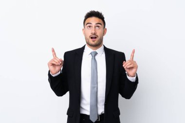 Tecrit edilmiş genç bir iş adamı işaret parmağıyla işaret etmek harika bir fikir.