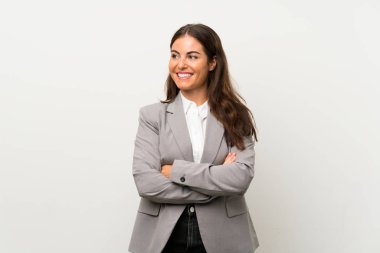 Izole beyaz arka plan üzerinde genç iş kadını gülüyor