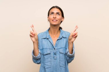 Parmakları geçiş ve en iyi dilek ile izole arka plan üzerinde genç kadın