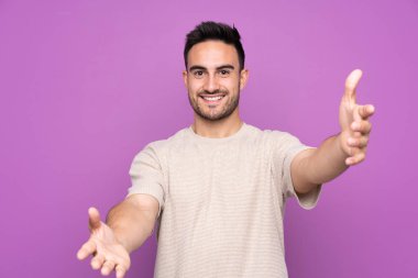 Soyutlanmış mor bir geçmişi olan yakışıklı genç adam sunar ve davet eder.