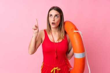 İzole edilmiş arka planda can kurtaran kadın işaret parmağıyla işaret etmek harika bir fikir.