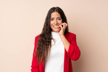 Izole arka plan sinirli ve korkmuş üzerinde genç kadın