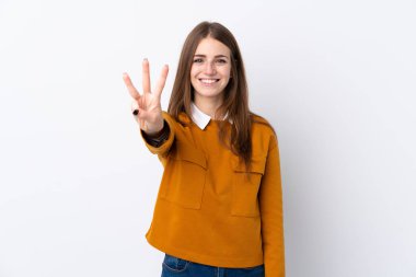 Soyutlanmış beyaz arka plan mutlu ve parmaklarıyla üçe kadar sayıyor.