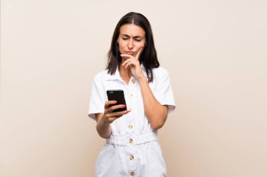 Izole arka plan düşünme ve bir mesaj gönderme üzerinde genç kadın