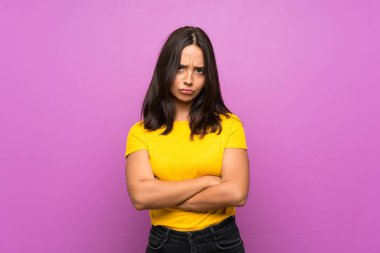 Genç esmer kız, izole edilmiş arka planda üzgün.