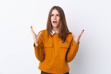 İzole edilmiş mor arka planı olan büyük bir sırt çantasıyla genç dağcı kız kuşkuları ve kafa karıştırıcı bir ifadeyle