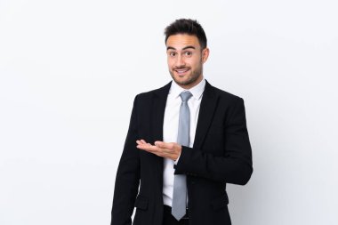 Tecrit edilmiş bir geçmişi olan genç bir iş adamı davet etmek için ellerini yana uzatıyor.