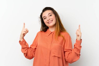 İzole edilmiş beyaz arka planda genç esmer kız harika bir fikre işaret ediyor.