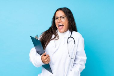 Soyutlanmış mavi geçmişi olan genç bir doktor kadın.