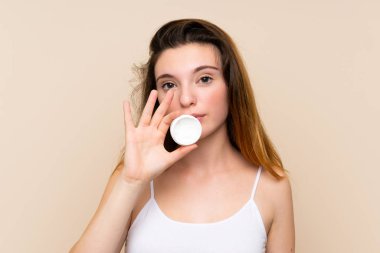 Issız bir geçmişi olan esmer, genç bir kız.