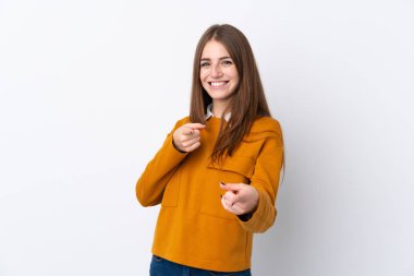 İzole beyaz arka plan üzerinde genç kadın ön işaret ve gülümseyerek