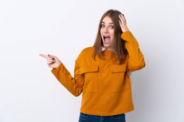 İzole edilmiş mor arka planı olan büyük bir sırt çantasıyla genç dağcı kız kuşkuları ve kafa karıştırıcı bir ifadeyle