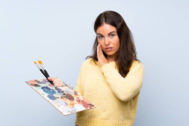 Soyutlanmış mavi arka planda genç bir kadın fısıldıyor.