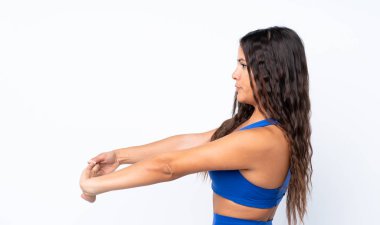 İzole edilmiş beyaz arka plan gerinen genç bir kadın.