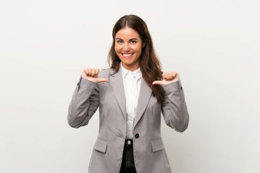 Genç iş kadını soyutlanmış beyaz arka planda gururlu ve kendini beğenmiş