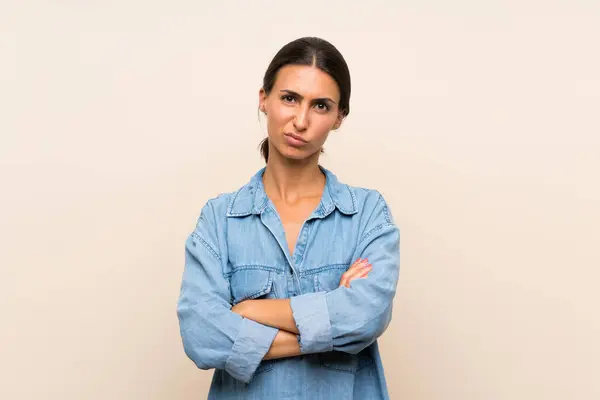 Mujer Joven Sobre Fondo Aislado Sentirse Molesto — Foto de Stock