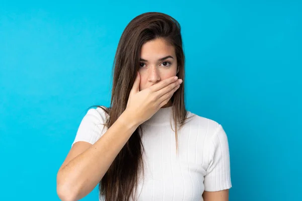 Teenager Κορίτσι Πάνω Από Απομονωμένο Μπλε Φόντο Που Καλύπτει Στόμα — Φωτογραφία Αρχείου