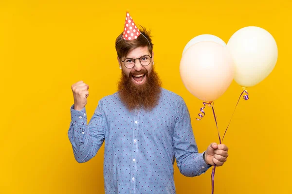 Uomo Rosso Con Lunga Barba Che Tiene Palloncini Uno Sfondo — Foto Stock