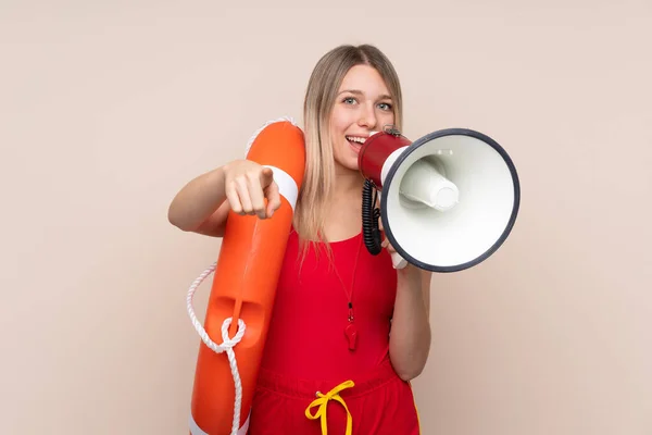 Donna bagnino in possesso di un megafono su sfondo isolato — Foto Stock