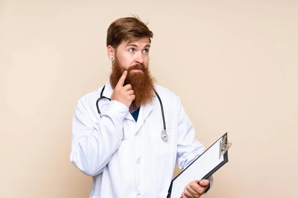 Pelirrojo Con Barba Larga Sobre Fondo Aislado Con Bata Médico — Foto de Stock