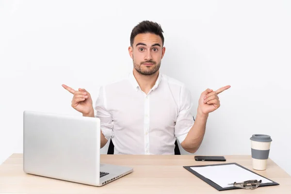 Joven Hombre Negocios Con Teléfono Móvil Lugar Trabajo Que Apunta — Foto de Stock