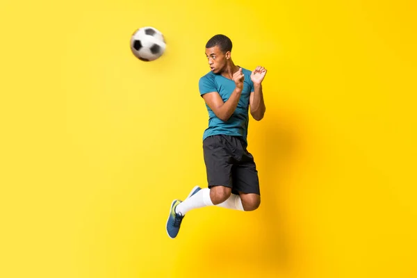 Afro Jogador Futebol Americano Homem Sobre Fundo Amarelo Isolado — Fotografia de Stock