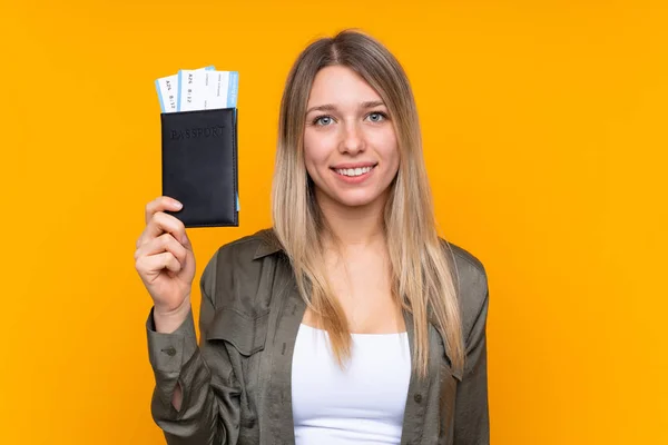 Junge Blonde Frau Mit Gelbem Hintergrund Glücklich Urlaub Mit Pass — Stockfoto
